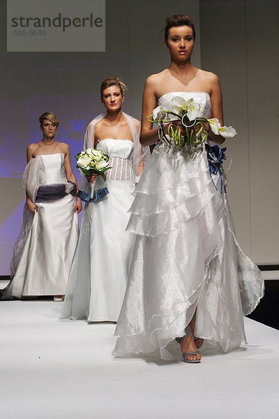 Modenschau für Brautkleider