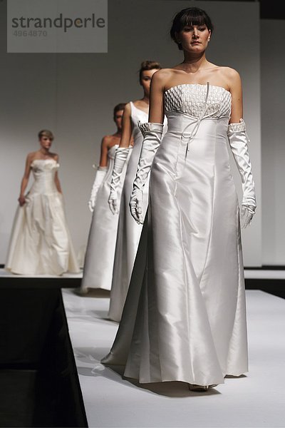 Modenschau für Brautkleider