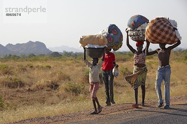 Afrika  Kamerun  Garoua  Menschen zu Fuß auf der Straße N ° 1