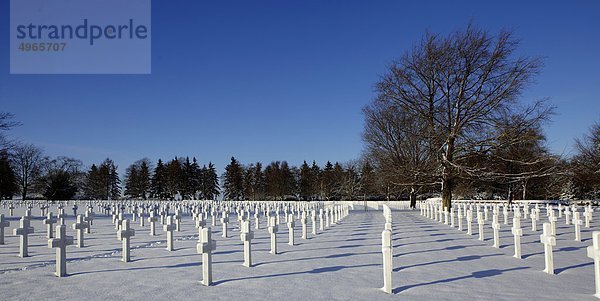 Belgien  Lüttich  Neupre  überquert auf Friedhof  US-amerikanischer Kriegsgedenkstätte