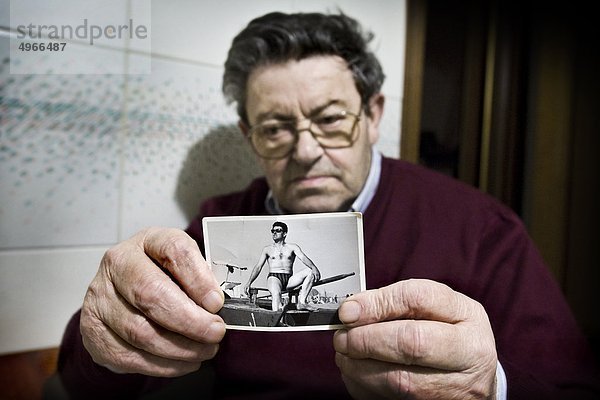 älterer Mann von Alzheimer-Krankheit - echte Menschen bewirkt