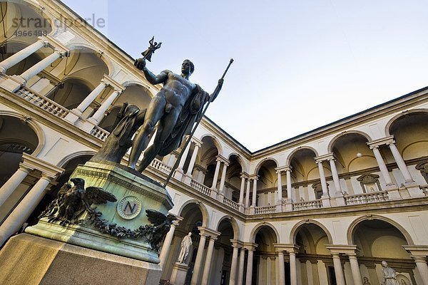 Italien  Lombardei  Mailand  Brera Kunstakademie  Hof mit Statue von Napoleon von Antonio Canova