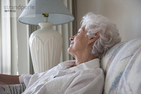 Senior  Senioren  Frau  Entspannung  Couch