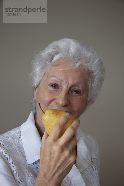 Senior  Senioren  Frau  Birne  essen  essend  isst