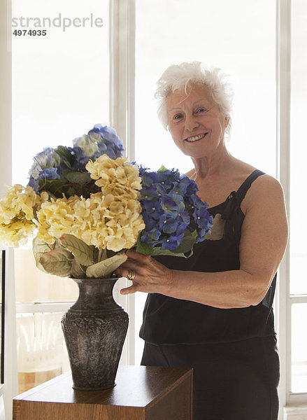 Senior  Senioren  Frau  Blume  arrangieren