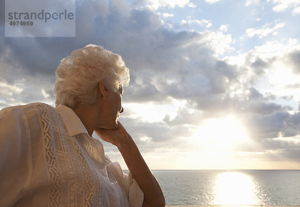 Senior  Senioren  Frau  sehen  Sonnenaufgang
