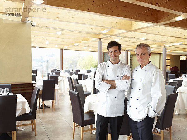 Zwei stolze Köche in einem großen Restaurant