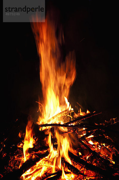 Ein Lagerfeuer bei Nacht