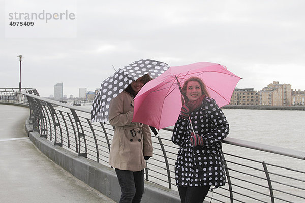 Frau  Regenschirm  Schirm  Fluss  2