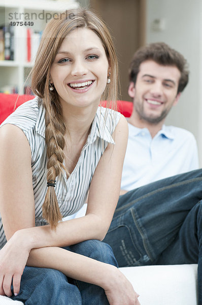 Glücklich lächelnde junge Paar zu Hause