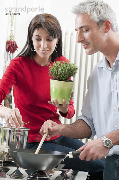 Mittleres Paar Paar zusammen kochen