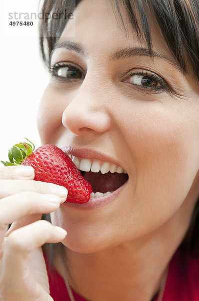 Frau  Frische  Erdbeere  jung  essen  essend  isst