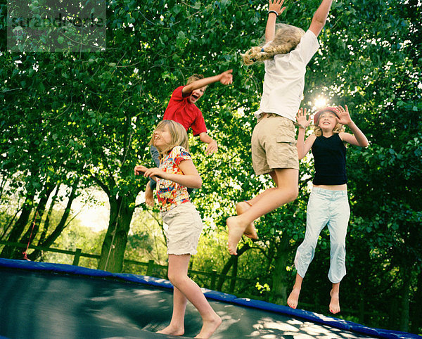 4  springen  Trampolin