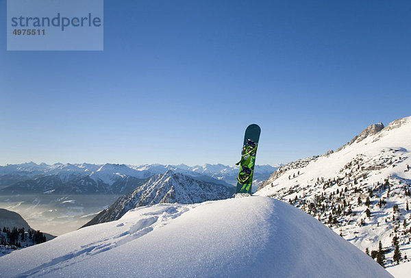 Snowboard in der Winterlandschaft