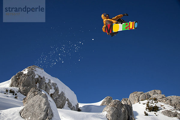 Snowboarder gefährlicher Freeride-Sprung