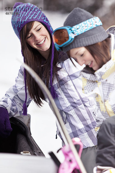 Jugendlicher  Snowboard  Auto  Mädchen