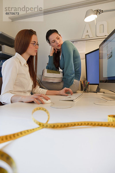 2 Frau bei der Arbeit am Computer