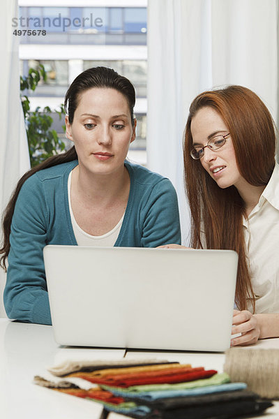 2 Frauen  die auf einen Laptop schauen