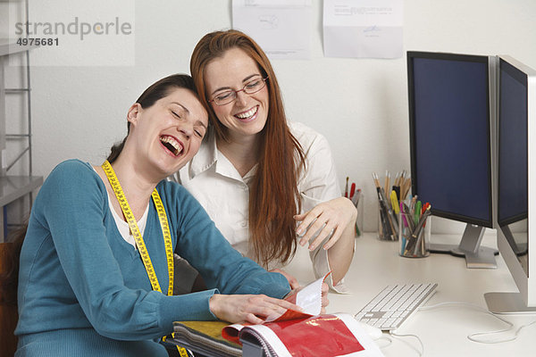 2 Frauen lachen  Arbeitsumfeld