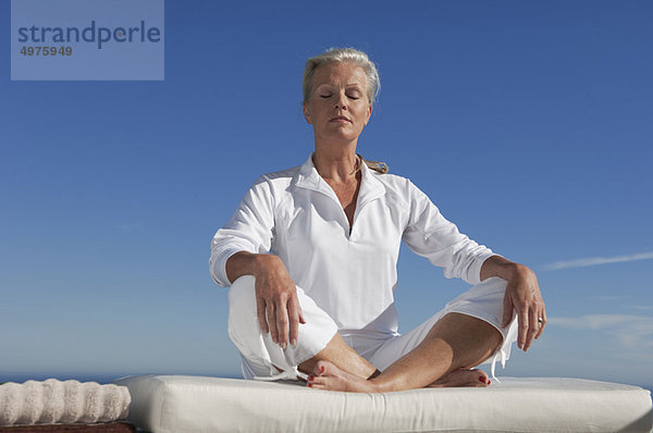 Ältere Frau beim Yoga