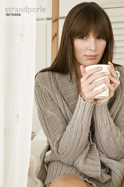 Frau mit einem Becher