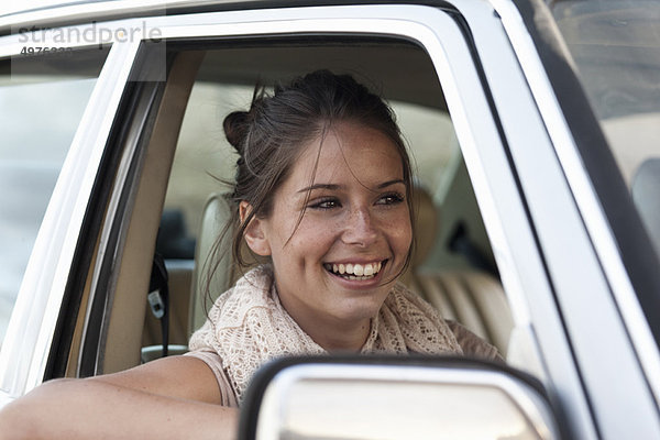 Mädchen lächelt im Auto