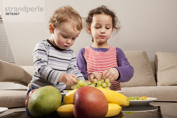 Junge - Person Frucht essen essend isst Mädchen