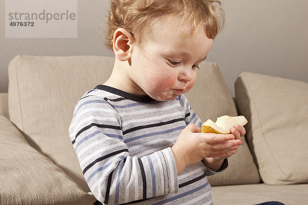 Junge - Person  klein  Birne  essen  essend  isst