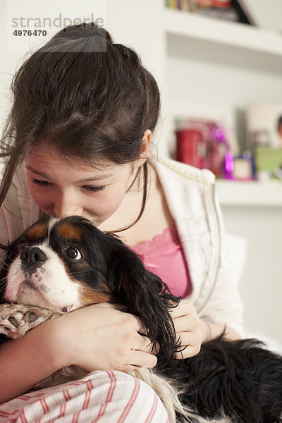 Interior  zu Hause  Jugendlicher  Hund  Mädchen  spielen