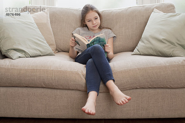 Couch  Buch  jung  Mädchen  Taschenbuch  vorlesen