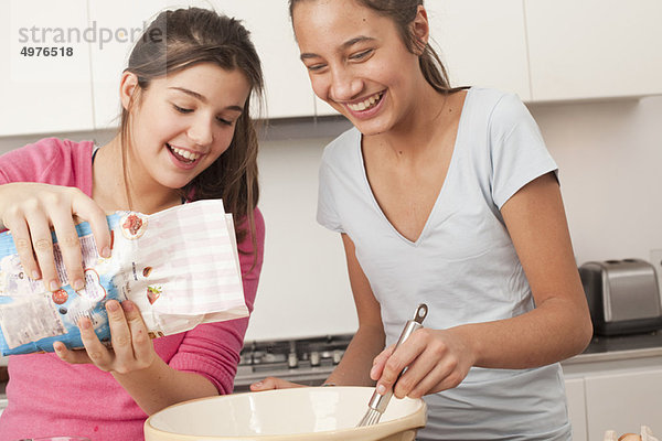 Teenagermädchen beim Zubereiten von Essen in der Küche