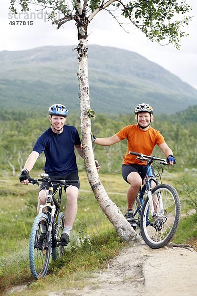 Paar auf Mountainbikes