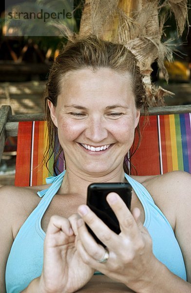 Frauen am Strand mit Handy