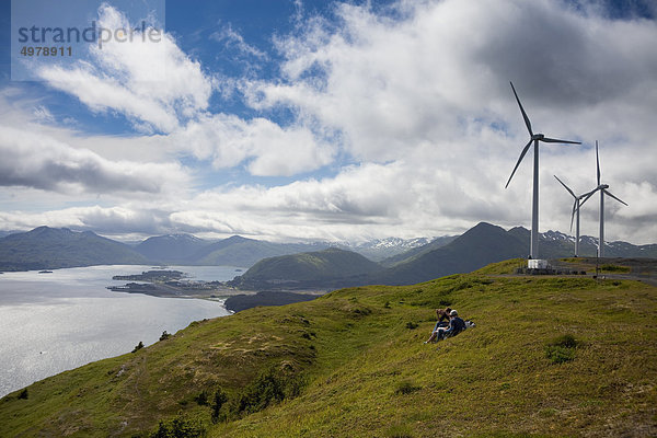 Windturbine Windrad Windräder nahe Anschnitt Berg Fröhlichkeit Planung gehen Sommer Wind Teamwork Säule wandern Sonnenlicht Elektrische Energie Nachmittag