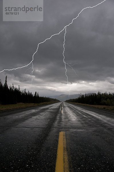 Blitzschlag und Sturm über Alcan Highway  Yukon Territorium  Kanada  Sommer