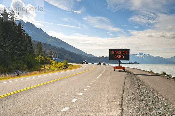 Melden Sie entlang der Straße Warnung Reisenden des Bären im Bereich Valdez  South Central Alaska  Sommer