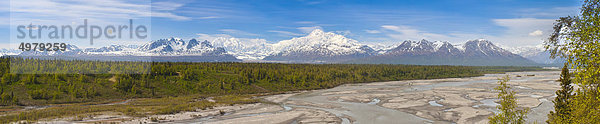 Ein Panorama Scenic von der Südseite der Alaskakette und Mount McKinley von der Parks Highway und Susitna River Suche  South Central Alaska  Frühjahr gesehen