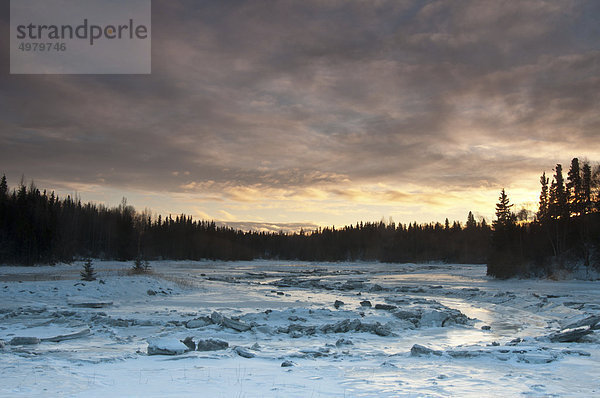 Eine eisbedeckte Fish Creek spiegelt den Nachmittag Himmel nahe dem Tony Knowles Coastal Trail und Westchester Lagune  South Central Alaska  Winter