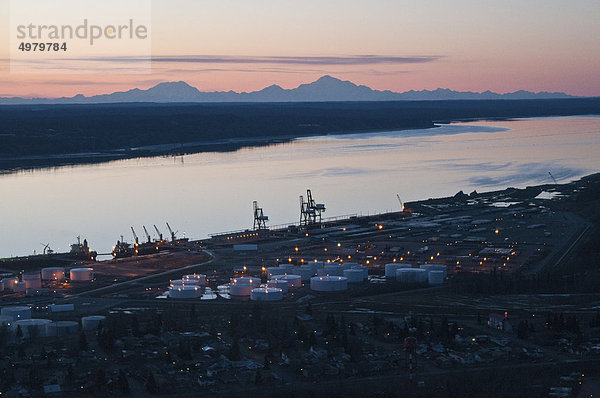 Aerial Abend Blick auf die Port der Anlegestelle mit Mount Foraker  Mt. Hunter und Mt. McKinley im Hintergrund  South Central Alaska  Winter