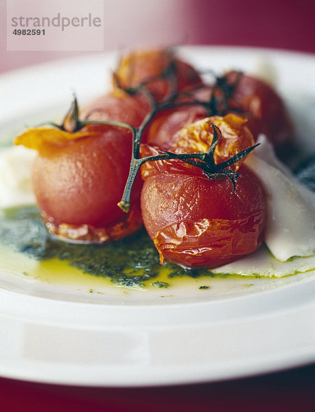 Paar gebratene Tomaten mit Balsamico-Essig  Olivenöl und mozzarella