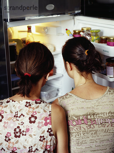 Mädchen suchen im Kühlschrank