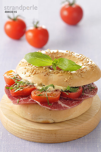 Pancetta  Tomaten und Mozzarella Bagel Sandwich