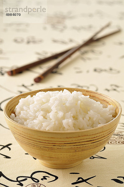 Schale aus weißem Reis