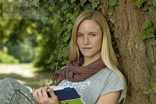 Studentin auf dem Campus