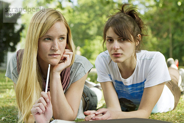 Zwei Studentinnen auf dem Campus