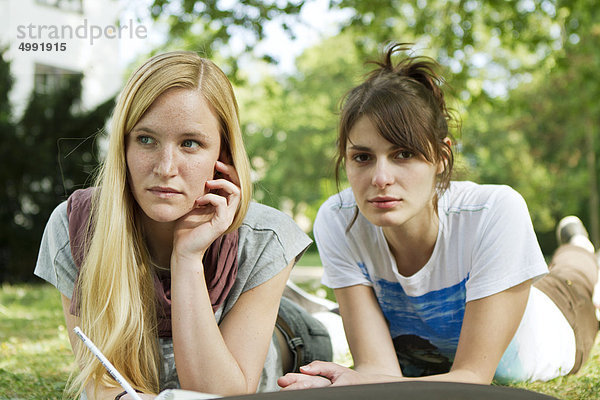 Zwei Studentinnen auf dem Campus