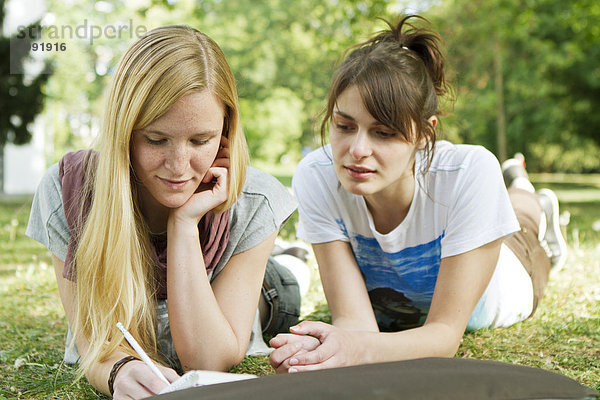 Zwei Studentinnen auf dem Campus