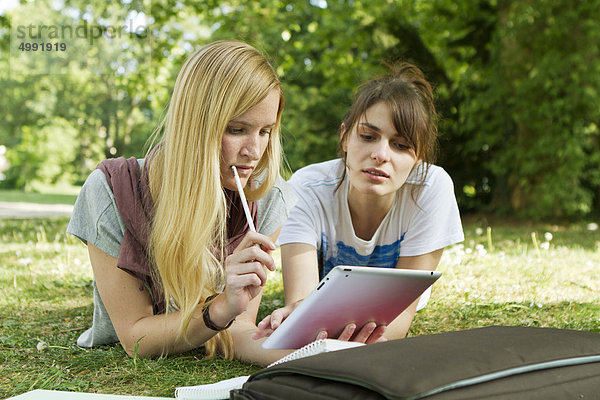 Zwei Studentinnen auf dem Campus