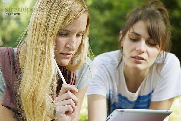 Zwei Studentinnen auf dem Campus