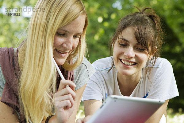 Zwei Studentinnen auf dem Campus